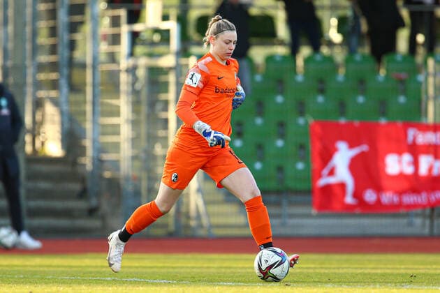 v li Rafaela Borggräfe goalkeeper, goalkeeper, SC Freiburg, 12 on the ball, crop, single image, full body, action, game scene, THE DFB REGULATIONS PROHIBIT ANY USE OF PHOTOGRAPHS AS IMAGE SEQUENCES AND OR QUASI VIDEO , 03 04 2022, Bremen Germany , Football, Flyeralarm Frauen Bundesliga, SV Werder Bremen SC Freiburg xobx