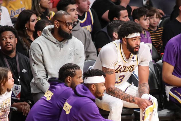 LOS ANGELES, CA - APRIL 03: Los Angeles Lakers forward LeBron James (6) sits with Los Angeles Lakers forward Anthony Davis (3) on the bench during the Denver Nuggets vs Los Angeles Lakers game on April 03, 2022, at Crypto.com Arena in Los Angeles, CA. (Photo by Jevone Moore Icon Sportswire) NBA, Basketball Herren, USA APR 03 Nuggets at Lakers Icon2204031065