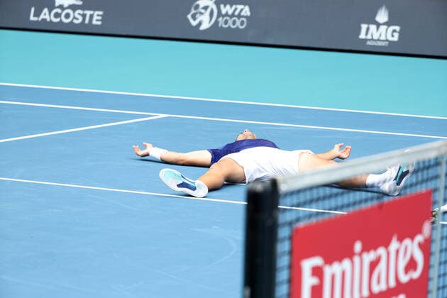 Sport Bilder des Tages April 3, 2022, Miami Gardens, Florida, United States Of America: MIAMI GARDENS, FLORIDA - APRIL 03: Carlos Alcaraz of Spain makes history as the first spaniard and youngest player to win the Miami Open. The 18-year-old claimed his first ATP, Tennis Herren Masters 1000 title with a straight-set victory over Casper Ruud of Norway in the men s final of the Miami Open at the Hard Rock Stadium on April 03, 2022 in Miami Gardens, Florida....People: Carlos Alcaraz Garfia Miami Gardens United States Of America - ZUMAs214 20220403_zda_s214_105 Copyright: xSMGx