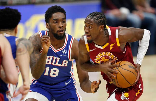 Philadelphia 76ers guard Shake Milton (L) defends against Cleveland Cavaliers guard Caris LeVert (R) during the first half of the NBA, Basketball Herren, USA game between the Cleveland Cavaliers and the Philadelphia 76ers at Rocket Mortgage Fieldhouse in Cleveland, Ohio, USA, 3, April 2022. Philadelphia 76ers at Cleveland Cavaliers !ACHTUNG: NUR REDAKTIONELLE NUTZUNG!  Copyright: xDAVIDxMAXWELLx AME8609 20220404-6a5488d04935f695cb435fb68aa39182c6e2246c