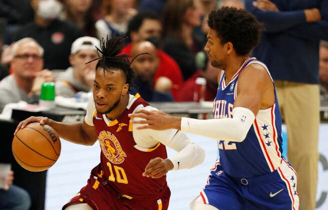 Cleveland Cavaliers guard Darius Garland (L) drives to the basket as Philadelphia 76ers forward Matisse Thybulle (R) defends during the first half of the NBA, Basketball Herren, USA game between the Cleveland Cavaliers and the Philadelphia 76ers at Rocket Mortgage Fieldhouse in Cleveland, Ohio, USA, 3, April 2022. Philadelphia 76ers at Cleveland Cavaliers !ACHTUNG: NUR REDAKTIONELLE NUTZUNG!  Copyright: xDAVIDxMAXWELLx AME8598 20220404-8f58bf3d4d9f1f1676f7bb411d8bc67ef0df29df