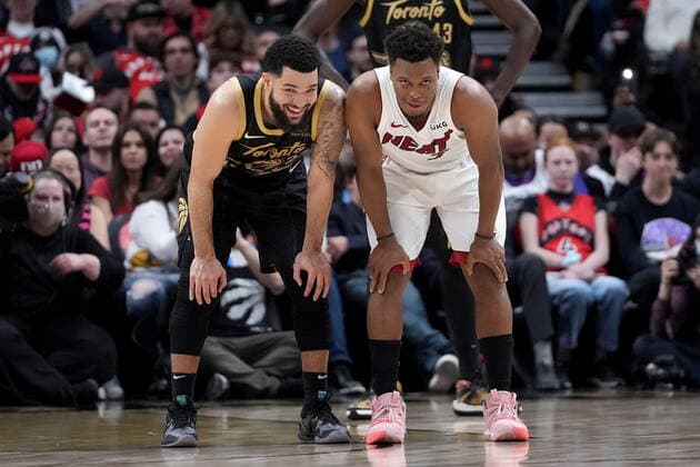 Sport Bilder des Tages April 3, 2022, TORONTO, ON, CANADA: Toronto Raptors guard Fred VanVleet (23) and former teammate, Miami Heat guard Kyle Lowry (7), share a laugh on the court during first half NBA, Basketball Herren, USA basketball action in Toronto, Sunday, April 3, 2022. Canada News - April 3, 2022 - ZUMAc35_ 20220403_zaf_c35_111 Copyright: xNathanxDenettex