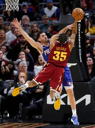 Philadelphia 76ers forward Georges Niang (L) fouls Cleveland Cavaliers guard Isaac Okoro (R) during the second half of the NBA, Basketball Herren, USA game between the Cleveland Cavaliers and the Philadelphia 76ers at Rocket Mortgage Fieldhouse in Cleveland, Ohio, USA, 3, April 2022. Philadelphia 76ers at Cleveland Cavaliers !ACHTUNG: NUR REDAKTIONELLE NUTZUNG!  Copyright: xDAVIDxMAXWELLx AME8679 20220404-03c42775ee99d8bc7f2fbcd3f81e3db5d889cb43
