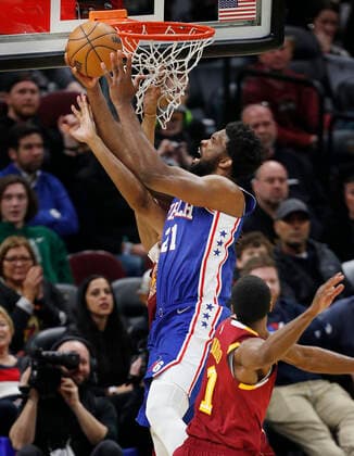 Philadelphia 76ers center Joel Embiid of Cameroon (center) goes to the basket between Cleveland Cavaliers center Moses Brown (back) and Cleveland Cavaliers guard Rajon Rondo (front) during the first half of the NBA, Basketball Herren, USA game between the Cleveland Cavaliers and the Philadelphia 76ers at Rocket Mortgage Fieldhouse in Cleveland, Ohio, USA, 3, April 2022. Philadelphia 76ers at Cleveland Cavaliers !ACHTUNG: NUR REDAKTIONELLE NUTZUNG!  Copyright: xDAVIDxMAXWELLx AME8688 20220404-a25baf5563ce21c972285f3714d8e16ba69df589