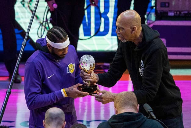 Sport Bilder des Tages April 3, 2022, LOS ANGELES, CALIFORNIA, USA: Retired basketball player Kareem Abdul-Jabbar presents the Trophy for the leagueÃ¢â‚¬â ¢s annual Social Justice Champion award to Carmelo Anthony 7 of the Los Angeles Lakers prior to a game against the Denver Nuggets at Crypto.com Arena on April 03, 2022 in Los Angeles, California. Lakers lose to Nuggets, 118-129. PI LOS ANGELES USA - ZUMAp124 20220403_zaa_p124_057 Copyright: xJAVIERxROJASx
