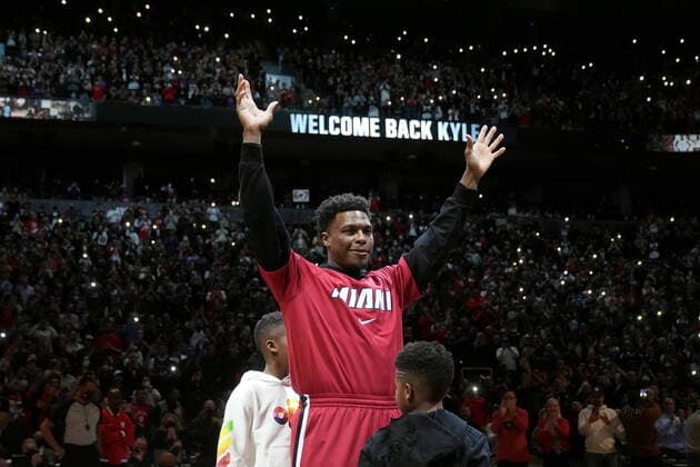 Bilder des Jahres 2022, Sport 04 April Sport Themen der Woche KW13 Sport Bilder des Tages April 3, 2022, TORONTO, ON, CANADA: Miami Heat guard Kyle Lowry (7) acknowledges the crowd prior to first half NBA, Basketball Herren, USA basketball action against the Toronto Raptors, in Toronto, Sunday, April 3, 2022. Canada News - April 3, 2022  - ZUMAc35_ 20220403_zaf_c35_231 Copyright: xNathanxDenettex