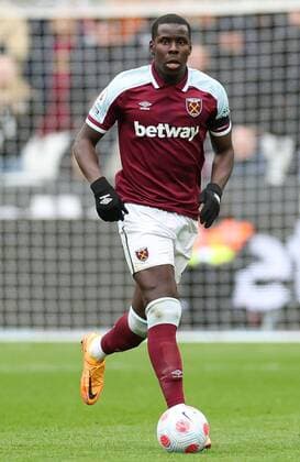 Fußball, England, Premier League, West Ham United, Ganzkörper, Saison 2021 2022 Mandatory Credit: Photo by Simon Dael Shutterstock (12877405ez) Kurt Zouma of West Ham United West Ham United v Everton, Premier League, Football, London Stadium, London, UK - 03 Apr 2022 EDITORIAL USE ONLY No use with unauthorised audio, video, data, fixture lists, club league logos or live services. Online in-match use limited to 120 images, no video emulation. No use in betting, games or single club league player publications. West Ham United v Everton, Premier League, Football, London Stadium, London, UK - 03 Apr 2022 EDITORIAL USE ONLY No use with unauthorised audio, video, data, fixture lists, club league logos or live services. Online in-match use limited to 120 images, no video emulation. No use in betting, games or single club league player publications. Copyright: xSimonxDael Shutterstockx 12877405ez
