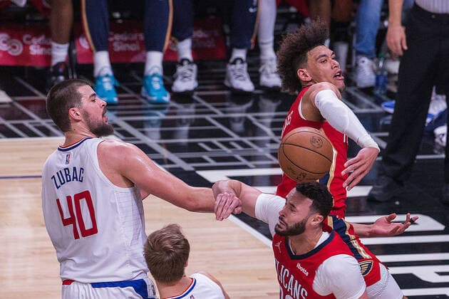 April 3, 2022, Los Angeles, California, USA: Jaxson Hayes 10 of the New Orleans Pelicans loses control of the ball as Ivica Zubac 40 of the Los Angeles Clippers attempts to grab the ball during their NBA, Basketball Herren, USA game on Sunday April 3, 2022 at Crypto.com Arena in Los Angeles, California. Clippers defeat Pelicans, 119-100. ARIANA RUIZ PI Los Angeles USA - ZUMAp124 20220403_zaa_p124_091 Copyright: xArianaxRuizx