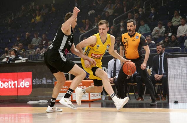 Janari Jõesaar, Malte Delow action game scene duel sports basketball BBL Bundesliga men season 2021 2022 04 04 2022 ALBA Berlin vs medi Bayreuth