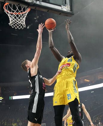 Janari Jõesaar, Christ Koumadje action game scene duel sports basketball BBL Bundesliga men season 2021 2022 04 04 2022 ALBA Berlin vs medi Bayreuth