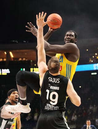 Christ Koumadje, Martynas action game scene duel sport basketball BBL Bundesliga men season 2021 2022 04 04 2022 ALBA Berlin vs medi Bayreuth