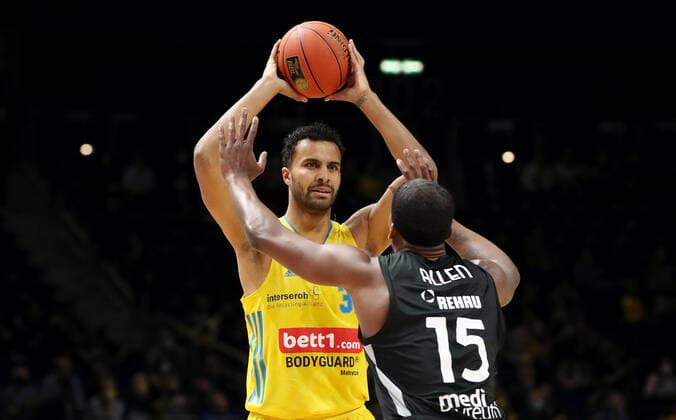 Johannes Thiemann, Terry Allen action game scene duel sports basketball BBL Bundesliga men season 2021 2022 04 04 2022 ALBA Berlin vs medi Bayreuth