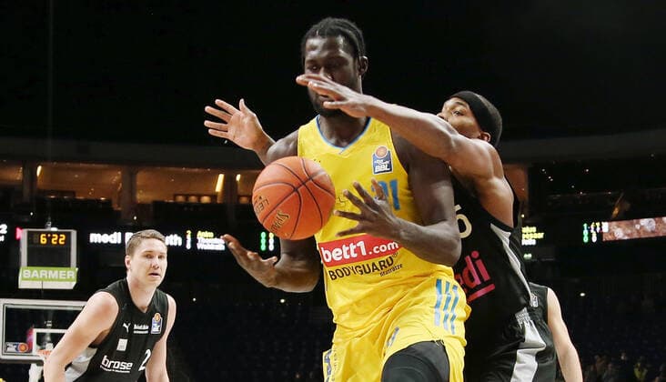 Christ Koumadje, Terry Allen action game scene duel sport basketball BBL Bundesliga men season 2021 2022 04 04 2022 ALBA Berlin vs medi Bayreuth