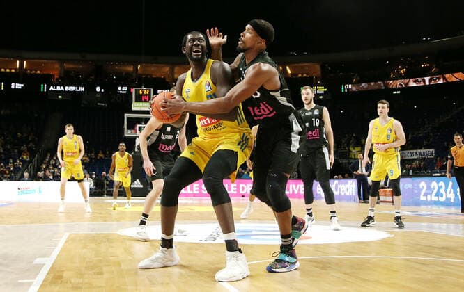 Christ Koumadje, Terry Allen action game scene duel sport basketball BBL Bundesliga men season 2021 2022 04 04 2022 ALBA Berlin vs medi Bayreuth