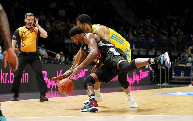 Terry Allen, Oscar da Silva action game scene duel sports basketball BBL Bundesliga men season 2021 2022 04 04 2022 ALBA Berlin vs medi Bayreuth
