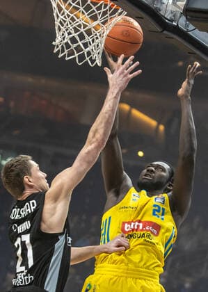 04 04 2022, Berlin, Basketball, 1 Bundesliga, easyCredit BBL, Hauptrunde, 28 Spieltag, Mercedes Benz Arena ALBA Berlin Medi Bayreuth ALBAs Christ Koumadje r jumps to the basket against Medi Bayreuths Janari Joesaar ALBA Berlin Medi Bayreuth