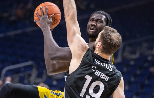04 04 2022, Berlin, Basketball, 1 Bundesliga, easyCredit BBL, Hauptrunde, 28 Spieltag, Mercedes Benz Arena ALBA Berlin Medi Bayreuth ALBAs Christ Koumadje l fights against Medi Bayreuths Martynas Sajus for the ball ALBA Berlin Medi Bayreuth