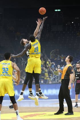 DEU, easyCredit BBL, ALBA vs medi Bayreuth, 04 04 2022, Mercedes Benz Arena, Berlin, DEU, easyCredit BBL, ALBA vs medi Bayreuth, in picture kickoff, Christ Koumadje ALBA Berlin 21 , Martynas Sajus Bayreuth 19 Foto Juergen Engler nordphoto GmbH nordphotoxGmbHx xEngler nph00076