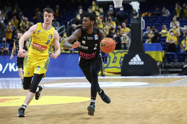 DEU, easyCredit BBL, ALBA vs medi Bayreuth, 04 04 2022, Mercedes Benz Arena, Berlin, DEU, easyCredit BBL, ALBA vs medi Bayreuth, in picture Jonas Mattisseck ALBA Berlin 9 , Sacar Anim Bayreuth 2 Foto Juergen Engler nordphoto GmbH nordphotoxGmbHx xEngler nph00076