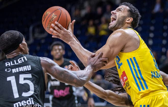 04 04 2022, Berlin, Basketball, 1 Bundesliga, easyCredit BBL, Hauptrunde, 28 Spieltag, Mercedes Benz Arena ALBA Berlin Medi Bayreuth ALBAs Johannes Thiemann r fights for the ball against Terry Allen of Medi Bayreuth ALBA Berlin Medi Bayreuth
