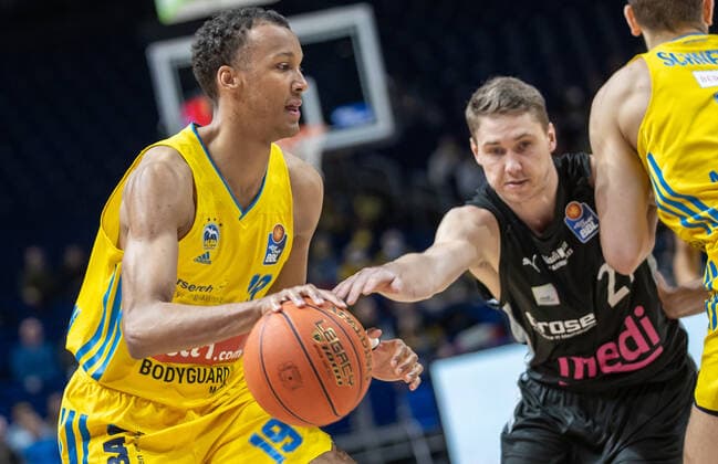 04 04 2022, Berlin, Basketball, 1 Bundesliga, easyCredit BBL, Hauptrunde, 28 Spieltag, Mercedes Benz Arena ALBA Berlin Medi Bayreuth ALBAs Louis Olinde l plays the ball ALBA Berlin Medi Bayreuth