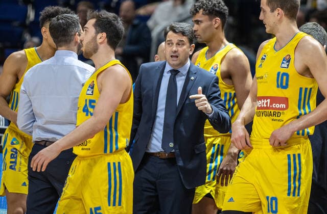 04 04 2022, Berlin, Basketball, 1 Bundesliga, easyCredit BBL, Hauptrunde, 28 Spieltag, Mercedes Benz Arena ALBA Berlin Medi Bayreuth ALBAs head coach Israel Gonzalez discusses with his team ALBA Berlin Medi Bayreuth