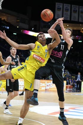 DEU, easyCredit BBL, ALBA vs medi Bayreuth, 04 04 2022, Mercedes Benz Arena, Berlin, DEU, easyCredit BBL, ALBA vs medi Bayreuth, in picture Oscar da Silva ALBA Berlin 1 , Andreas Seiferth Bayreuth 11 Foto Juergen Engler nordphoto GmbH nordphotoxGmbHx xEngler nph00076