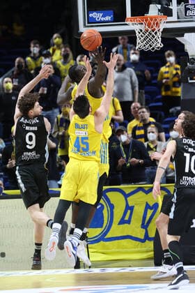 DEU, easyCredit BBL, ALBA vs medi Bayreuth, 04 04 2022, Mercedes Benz Arena, Berlin, DEU, easyCredit BBL, ALBA vs medi Bayreuth, in picture Christ Koumadje ALBA Berlin 21 , Tamir Blatt ALBA Berlin 45 , Kay Bruhnke Bayreuth 9 , Bastian Doreth Bayreuth 10 Foto Juergen Engler nordphoto GmbH nordphotoxGmbHx xEngler nph00076