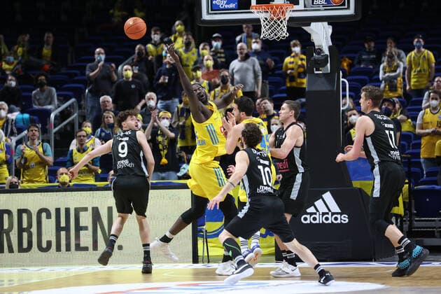 DEU, easyCredit BBL, ALBA vs medi Bayreuth, 04 04 2022, Mercedes Benz Arena, Berlin, DEU, easyCredit BBL, ALBA vs medi Bayreuth, in picture Christ Koumadje ALBA Berlin 21 , Tamir Blatt ALBA Berlin 45 , Kay Bruhnke Bayreuth 9 , Bastian Doreth Bayreuth 10 , Jehova Perschnick Bayreuth 21 Foto Juergen Engler nordphoto GmbH nordphotoxGmbHx xEngler nph00076