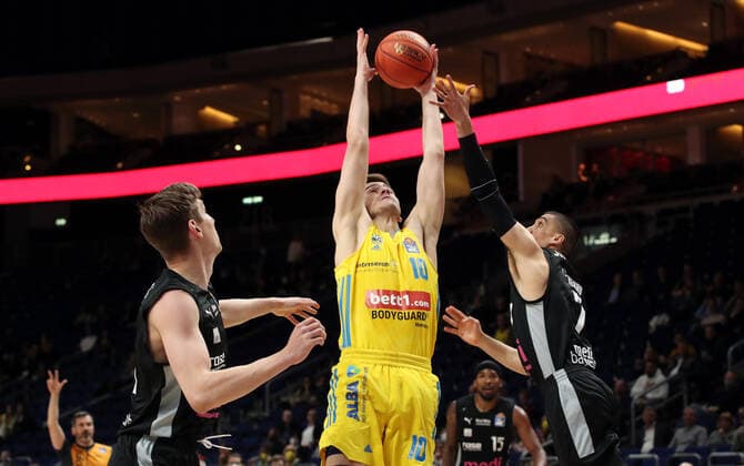 Janari JõesaarT, im Schneider, Philip Jalalpoor action game scene duel sport basketball BBL Bundesliga men season 2021 2022 04 04 2022 ALBA Berlin vs medi Bayreuth