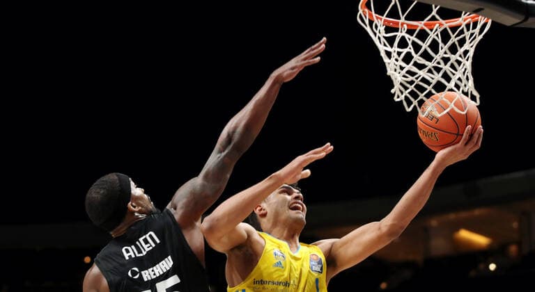 Terry Allen, Oscar da Silva action game scene duel sports basketball BBL Bundesliga men season 2021 2022 04 04 2022 ALBA Berlin vs medi Bayreuth