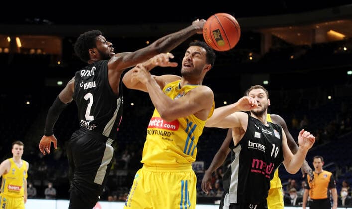 Sacar Anim, Johannes Thiemann action game scene duel sport basketball BBL Bundesliga men season 2021 2022 04 04 2022 ALBA Berlin vs medi Bayreuth