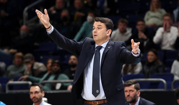 Coach Israel Gonzales pointing, gesturing action upper body upper body sports basketball BBL Bundesliga men season 2021 2022 04 04 2022 ALBA Berlin vs medi Bayreuth