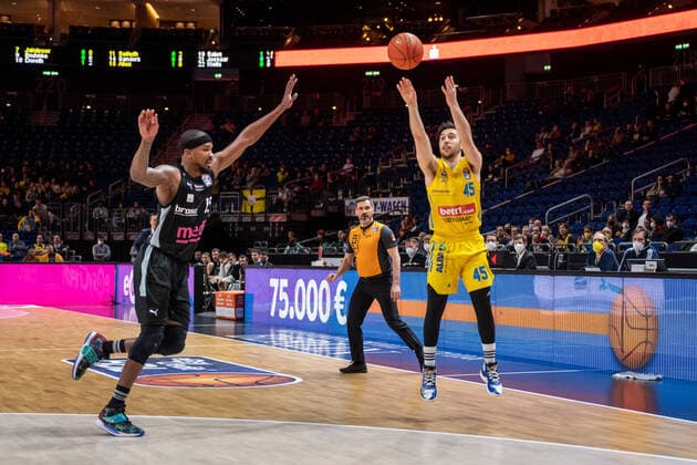 Basketball Berlin 04 04 2022 Season 2021 2022 1 Bundesliga easyCredit BBL Alba Berlin Medi bayreuth Tamir Blatt Alba Berlin, No 45 Terry Allen Bayreuth, No 15