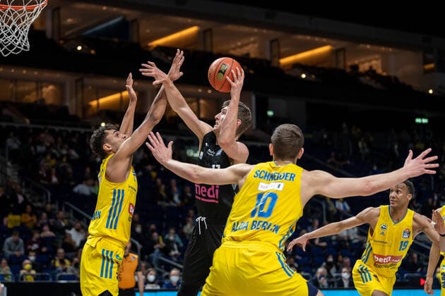 Basketball Berlin 04 04 2022 Season 2021 2022 1 Bundesliga easyCredit BBL Alba Berlin Medi bayreuth Andreas Seiferth Bayreuth, No 11 Oscar Da Silva Alba Berlin, No 01 Tim Schneider Alba Berlin, No 10