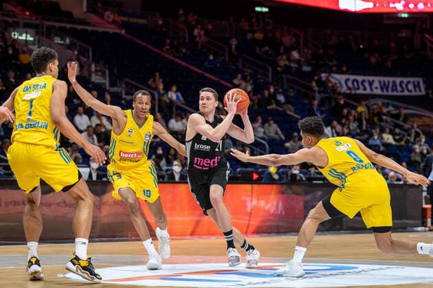 Basketball Berlin 04 04 2022 Season 2021 2022 1 Bundesliga easyCredit BBL Alba Berlin Medi bayreuth Janari Joesaar Bayreuth, No 21 Maodo Lo Alba Berlin, No 00 Louis Olinde Alba Berlin, No 19