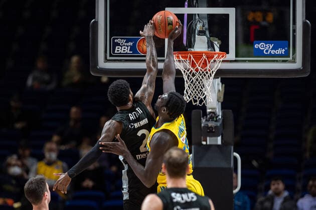 Basketball Berlin 04 04 2022 Season 2021 2022 1 Bundesliga easyCredit BBL Alba Berlin Medi bayreuth Christ Koumadje Alba Berlin, No 21 Block Sacar Anim Bayreuth, No 02