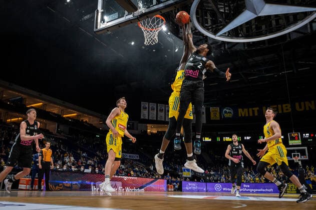 Basketball Berlin 04 04 2022 Season 2021 2022 1 Bundesliga easyCredit BBL Alba Berlin Medi bayreuth Christ Koumadje Alba Berlin, No 21 Block Sacar Anim Bayreuth, No 02