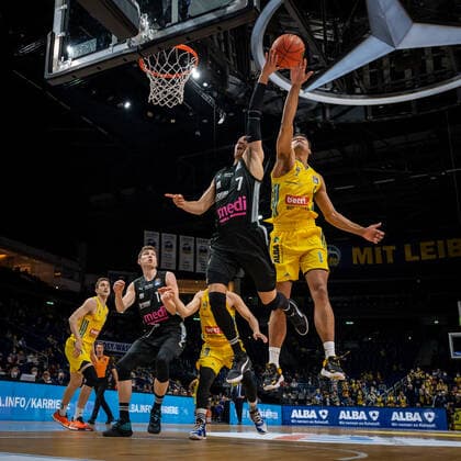Basketball Berlin 04 04 2022 Season 2021 2022 1 Bundesliga easyCredit BBL Alba Berlin Medi bayreuth Philipp Jalalpoor Bayreuth, No 07 Oscar Da Silva Alba Berlin, No 01 Block