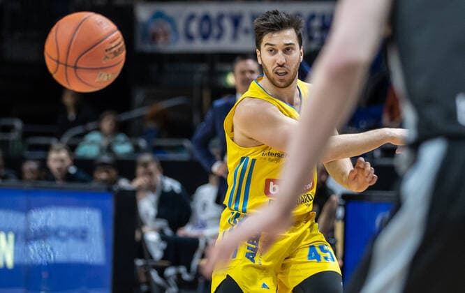 04 04 2022, Berlin, Basketball, 1 Bundesliga, easyCredit BBL, Hauptrunde, 28 Spieltag, Mercedes Benz Arena ALBA Berlin Medi Bayreuth ALBAs Tamir Blatt plays the ball ALBA Berlin Medi Bayreuth