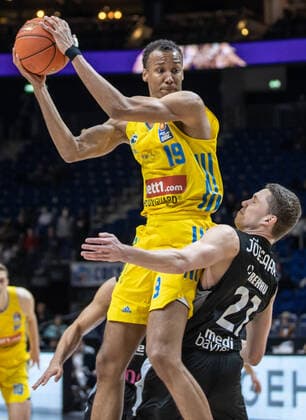 04 04 2022, Berlin, Basketball, 1 Bundesliga, easyCredit BBL, Hauptrunde, 28 Spieltag, Mercedes Benz Arena ALBA Berlin Medi Bayreuth ALBAs Louis Olinde l jumps to the basket against Medi Bayreuths Janari Joesaar ALBA Berlin Medi Bayreuth