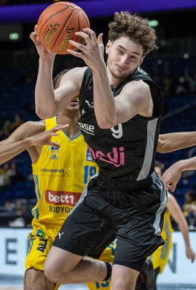 04 04 2022, Berlin, Basketball, 1 Bundesliga, easyCredit BBL, Hauptrunde, 28 Spieltag, Mercedes Benz Arena ALBA Berlin Medi Bayreuth Kay Bruhnke of Medi Bayreuth fights against ALBAs Louis Olinde l for the ball ALBA Berlin Medi Bayreuth