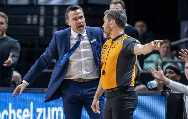04 04 2022, Berlin, Basketball, 1 Bundesliga, easyCredit BBL, Hauptrunde, 28 Spieltag, Mercedes Benz Arena ALBA Berlin Medi Bayreuth Head coach Raoul Korner of Medi Bayreuth complains to the referee ALBA Berlin Medi Bayreuth