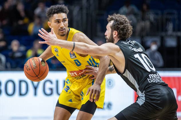 04 04 2022, Berlin, Basketball, 1 Bundesliga, easyCredit BBL, Hauptrunde, 28 Spieltag, Mercedes Benz Arena ALBA Berlin Medi Bayreuth ALBAs Maodo Lo l fights for the ball against Medi Bayreuths Bastian Doreth ALBA Berlin Medi Bayreuth