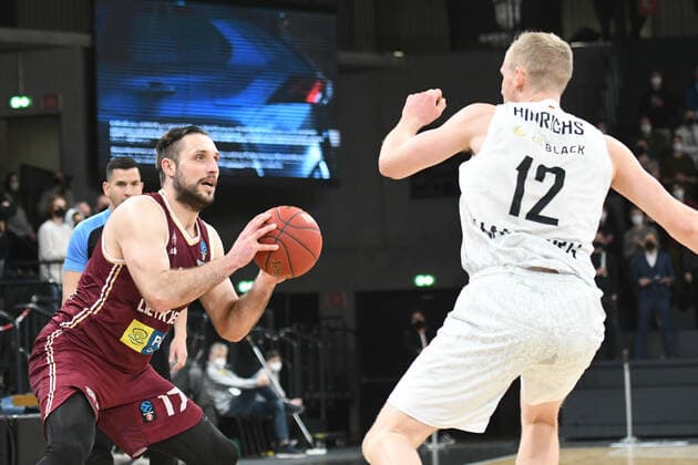 Basketball I Men I 2021 2022 season I Eurocup I 13 matchday I Hamburg Towers Lietkabelis Panevezys I 04 04 2022 GEDIMINAS ORELIK 17, Lietkabelis Panevezys vs Seth Hinrichs 12, Hamburg Towers Hamburg edel optics de Arena Hamburg Germany Copyright: xLobeca AndreasxHannigx
