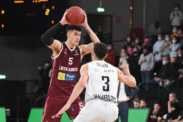 Basketball I Men I 2021 2022 season I Eurocup I 13 matchday I Hamburg Towers Lietkabelis Panevezys I 04 04 2022 PANAGIOTIS KALAITZAKIS 5, Lietkabelis Panevezys vs Maximilian DiLeo 3, Hamburg Towers Hamburg edel optics de Arena Hamburg Germany Copyright: xLobeca AndreasxHannigx