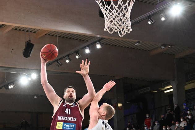 Basketball I men I season 2021 2022 I Eurocup I 13 matchday I Hamburg Towers Lietkabelis Panevezys I 04 04 2022 DJORDJE GAGIC 41, Lietkabelis Panevezys loose against Seth Hinrichs 12, Hamburg Towers Hamburg edel optics de Arena Hamburg Germany Copyright: xLobeca AndreasxHannigx