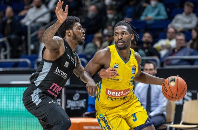 04 04 2022, Berlin, Basketball, 1 Bundesliga, easyCredit BBL, Hauptrunde, 28 Spieltag, Mercedes Benz Arena ALBA Berlin Medi Bayreuth Sacar Anim of Medi Bayreuth fights ALBAs Jaleen Smith r for the ball ALBA Berlin Medi Bayreuth