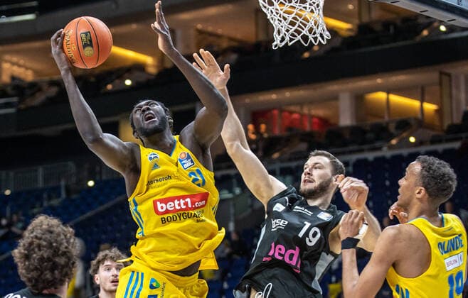 04 04 2022, Berlin, Basketball, 1 Bundesliga, easyCredit BBL, Hauptrunde, 28 Spieltag, Mercedes Benz Arena ALBA Berlin Medi Bayreuth ALBAs Christ Koumadje l jumps to the basket against Medi Bayreuths Martynas Sajus ALBA Berlin Medi Bayreuth