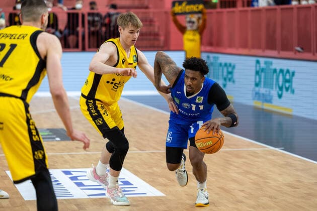 Timo Lanmüller Tigers Tuebingen, 07 Stanley Mace Whittaker jr PS Karlsruhe Lions, 11 Tigers Tuebingen vs PS Karlsruhe Lions, 2 Basketball Bundesliga, Pro A, Barmer 2 Basketball, 30 Spieltag , Spielzeit 2021 2022, 04 04 2022 Tigers Tuebingen vs PS Karlsruhe Lions, 2 Basketball Bundesliga, Pro A, Barmer 2 Basketball, 30 Spieltag , Spielzeit 2021 2022, 04 04 2022 Tuebingen Copyright: xNinaxSanderx xEibnerxPressefotox EP_NSR